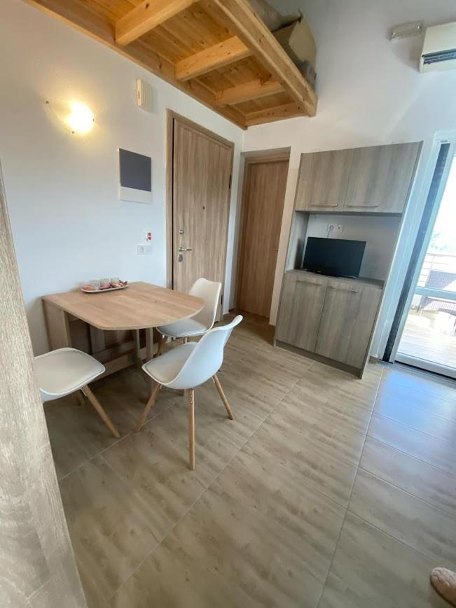 Theo Apartment Маратиас Екстериор снимка